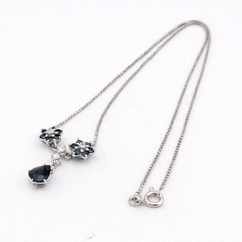 Collier Collier pendentif marguerite en or blanc, saphirs et diamants 58 Facettes 36249