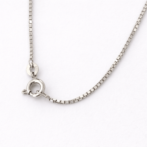 Collier Collier pendentif marguerite en or blanc 18 carats, saphirs et diamants 58 Facettes 36249