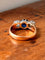 Bague 52 Bague jarretière en or rose 18 carats, platine, saphir et diamants 58 Facettes sc