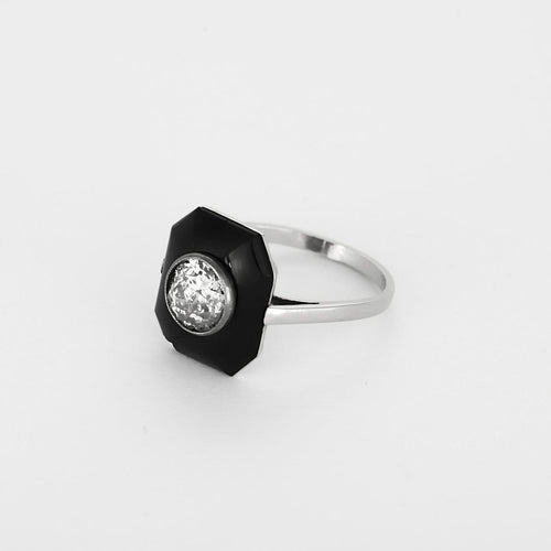 Bague 56 Bague Art Déco, or gris, onyx, diamant de taille ancienne 1 carat environ. 58 Facettes 260250
