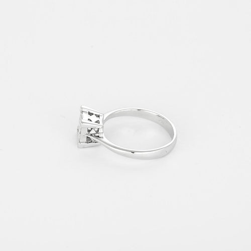 Bague 51 Bague moderniste en or gris et petits diamants princesse 58 Facettes 260274