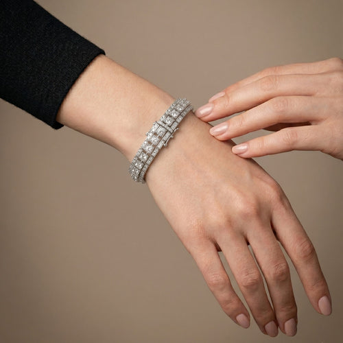 Bracelet Bracelet - Manchette articulée en or blanc et diamants 58 Facettes OC-62100144