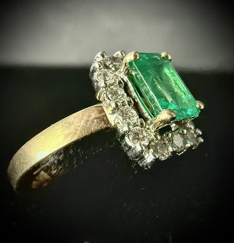 Bague 48 Bague vintage - Émeraude et diamants en or jaune 18 carats 58 Facettes Bague 004