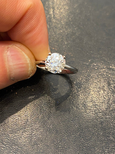 Bague solitaire en or gris et diamant 1,88 ct