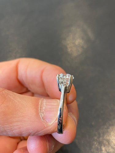Bague solitaire en or gris et diamant 1,88 ct
