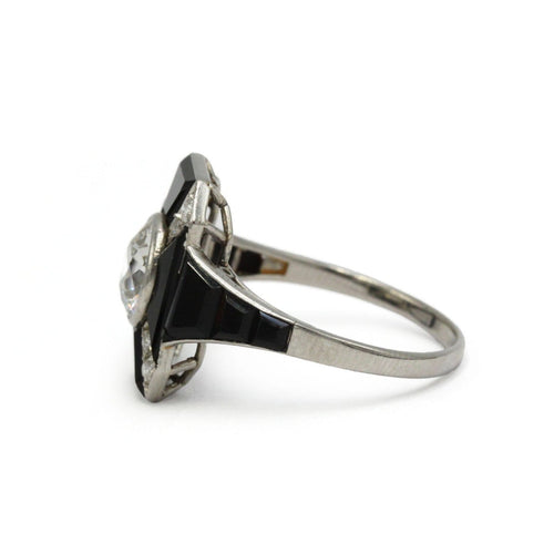 Bague 59 Art déco - Bague géométrique en platine, onyx et diamants 58 Facettes 1401
