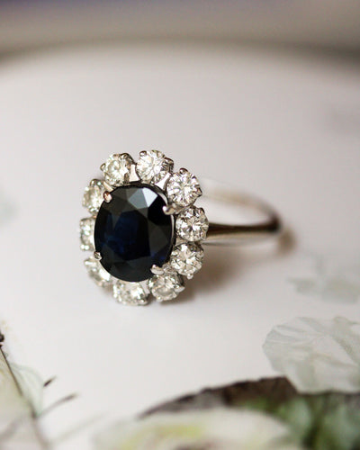 Bague 53 Bague pompadour 1950 en or blanc 750 avec saphir et diamants 58 Facettes A12060