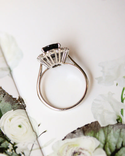 Bague 53 Bague pompadour 1950 en or blanc 750 avec saphir et diamants 58 Facettes A12060