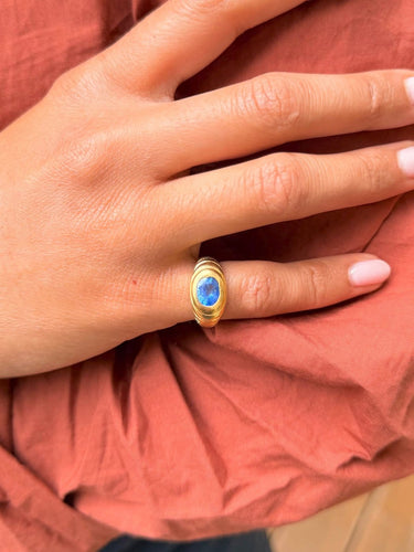 Chevalière - Bague jonc en or jaune et saphir de Ceylan