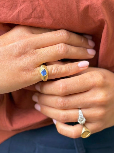 Chevalière - Bague jonc en or jaune et saphir de Ceylan