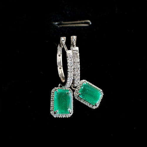 AITCHES - Boucles d'oreilles pendantes en or blanc 18K, émeraudes et diamants