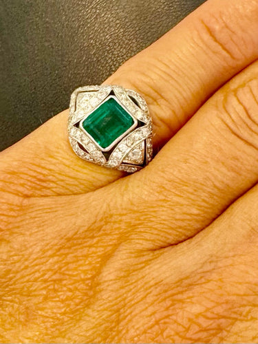 Art déco - Bague en platine, émeraude et diamants