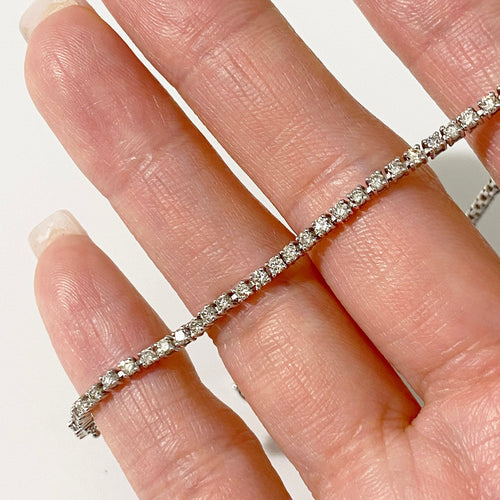 AITCHES - Bracelet tennis Embrace en platine diamants