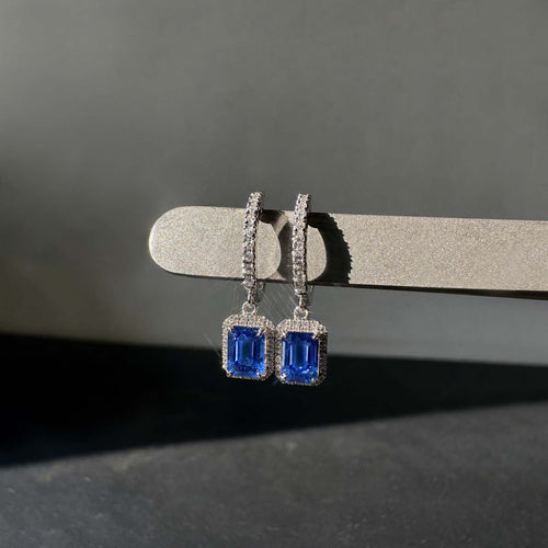 AITCHES - Boucles d'oreilles pendantes saphirs et diamants en or blanc 18K