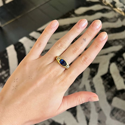 Chevalière - Bague en or jaune 18K avec diamants et verre cobalt
