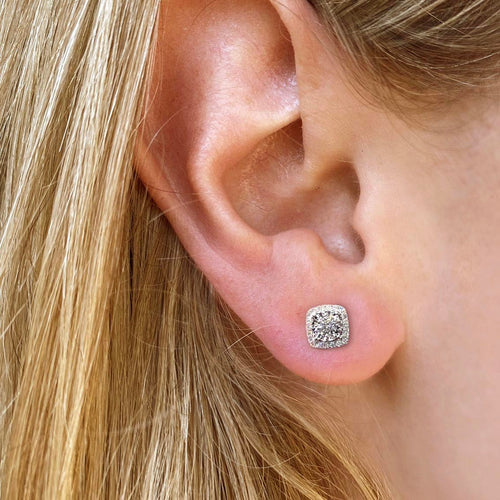 AITCHES - Boucles d'oreilles puces Embrace halo diamants en or blanc 18K