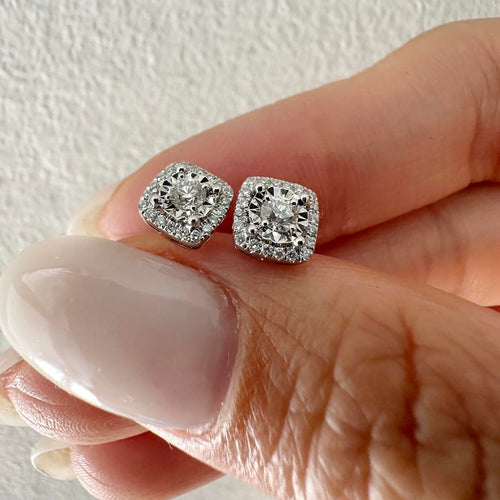 Boucles d'oreilles AITCHES - Boucles d'oreilles puces Embrace halo diamants en or blanc 18K 58 Facettes GER1354WG