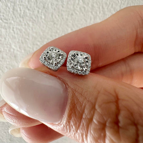 AITCHES - Boucles d'oreilles puces Embrace halo diamants en or blanc 18K