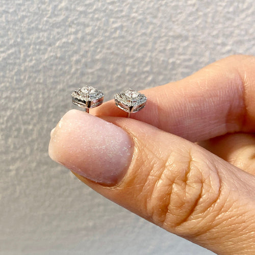 AITCHES - Boucles d'oreilles puces Embrace halo diamants en or blanc 18K
