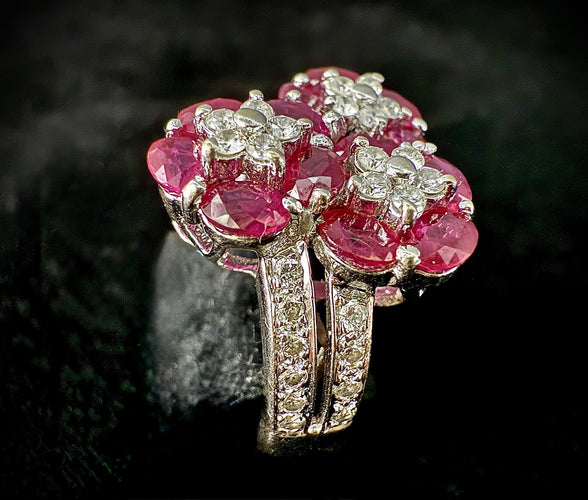 Bague cocktail - Rubis et diamants en or blanc 18 carats