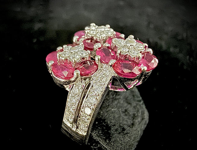 Bague cocktail - Rubis et diamants en or blanc 18 carats