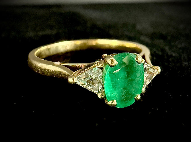 Bague en or jaune 18 carats, émeraude naturelle 0,70 ct, 2 diamants