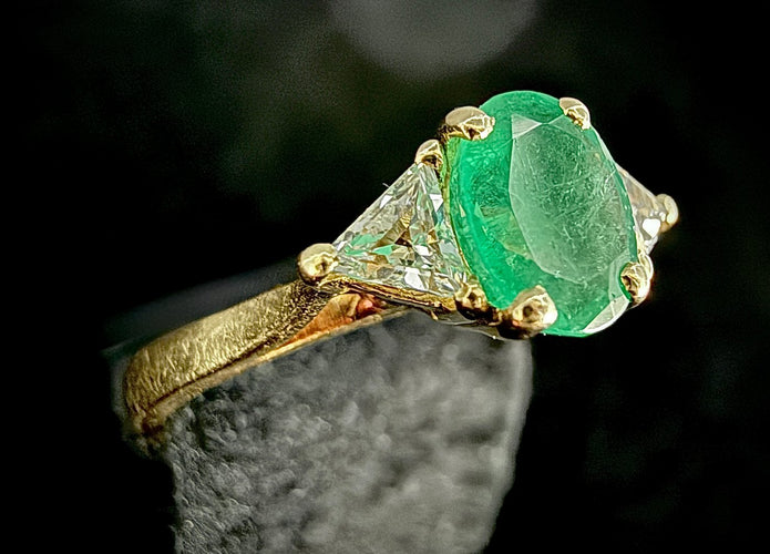 Bague en or jaune 18 carats, émeraude naturelle 0,70 ct, 2 diamants