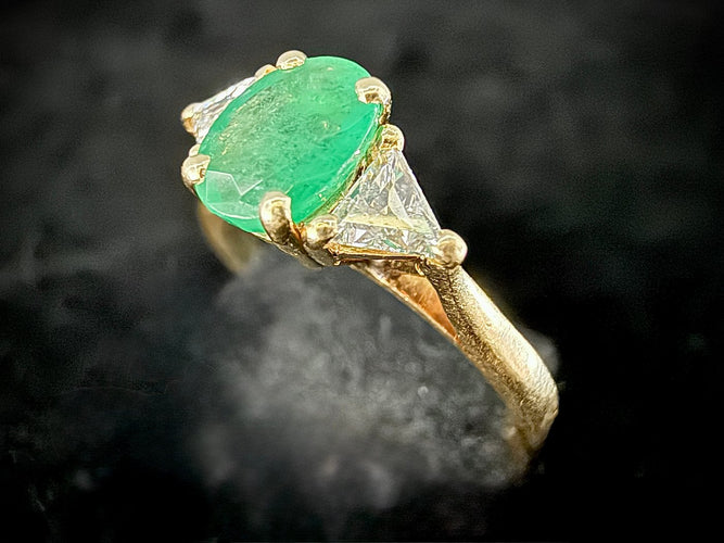 Bague en or jaune 18 carats, émeraude naturelle 0,70 ct, 2 diamants