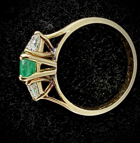Bague en or jaune 18 carats, émeraude naturelle 0,70 ct, 2 diamants