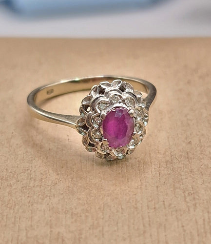 Bague 54 Bague cluster rubis des années 1960-1970 en or blanc 58 Facettes CV-054