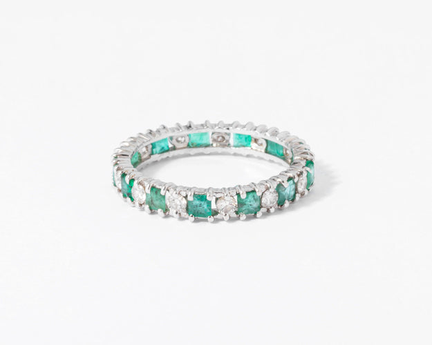 Bague 66 Alliance - Bague en or gris avec diamants et émeraudes 58 Facettes 1