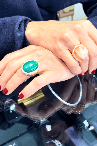 Bague 54 Bague en or jaune brossé, malachite et diamants 58 Facettes 1