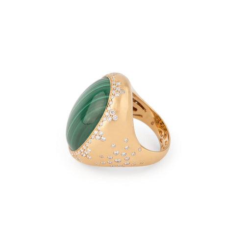Bague 54 Bague en or jaune brossé, malachite et diamants 58 Facettes 1