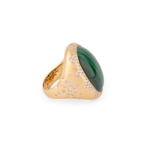 Bague 54 Bague en or jaune brossé, malachite et diamants 58 Facettes 1