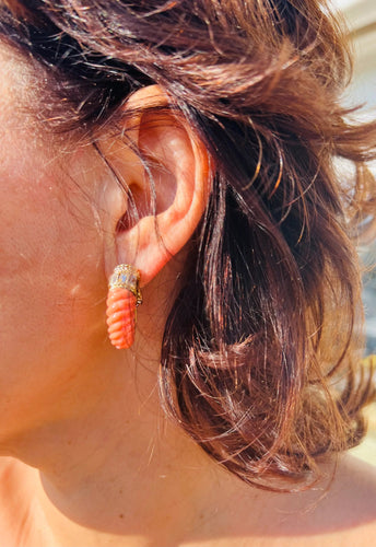 Boucles d'oreilles Boucheron - Boucles d'oreilles en or jaune, corail et diamants 58 Facettes 1