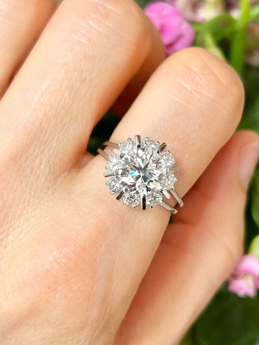 Bague 54 Bague marguerite en platine et diamants 58 Facettes 262