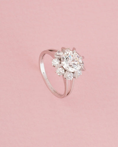 Bague 54 Bague marguerite en platine et diamants 58 Facettes 262