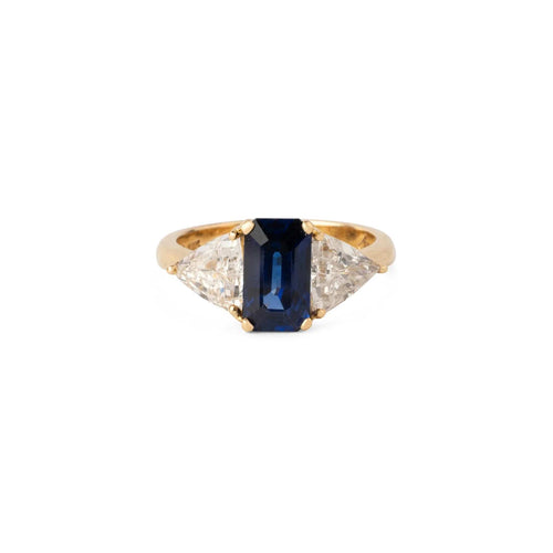 Bague 48.5 Bague saphir taille émeraude en or jaune et diamants triangle 58 Facettes 1