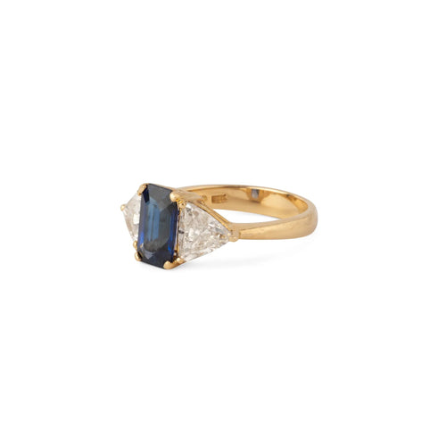 Bague 48.5 Bague saphir taille émeraude en or jaune et diamants triangle 58 Facettes 1