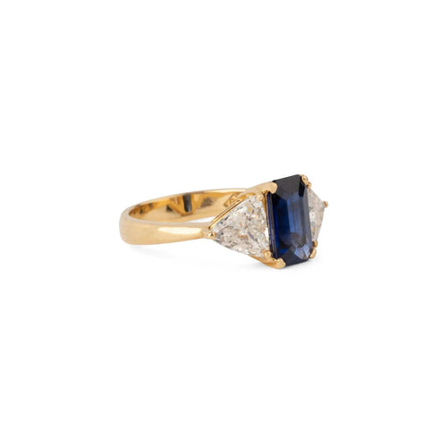 Bague 48.5 Bague saphir taille émeraude en or jaune et diamants triangle 58 Facettes 1