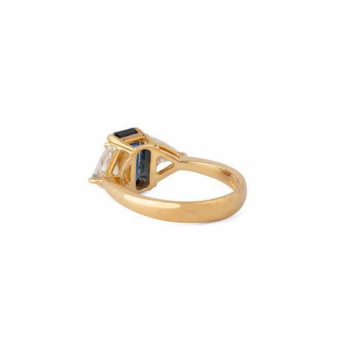 Bague 48.5 Bague saphir taille émeraude en or jaune et diamants triangle 58 Facettes 1