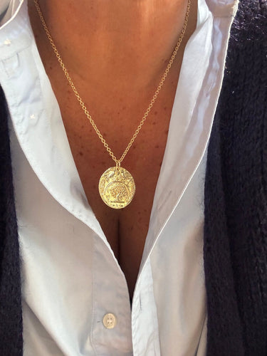 Collier Collier médaille symbolique de l'amour et de la réussite en or jaune 18 carats 58 Facettes Collier