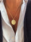 Collier Collier médaille symbolique de l'amour et de la réussite en or jaune 18 carats 58 Facettes Collier