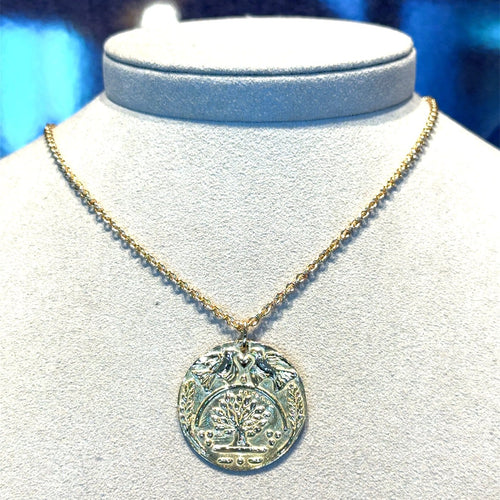 Collier Collier médaille symbolique de l'amour et de la réussite en or jaune 18 carats 58 Facettes Collier