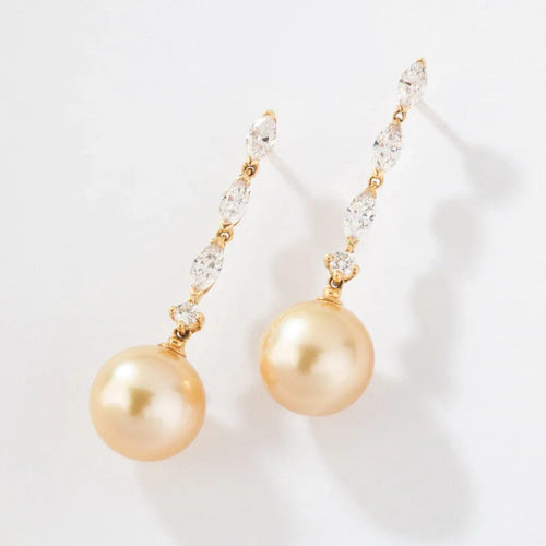 Boucles d'oreilles Boucles d'oreilles pendantes en or jaune, diamants et perle des mers du Sud 58 Facettes 1