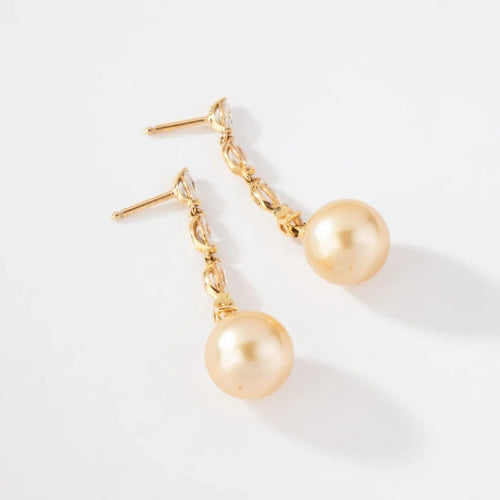 Boucles d'oreilles Boucles d'oreilles pendantes en or jaune, diamants et perle des mers du Sud 58 Facettes 1