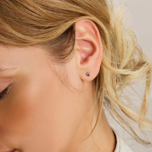Boucles d'oreilles Boucles d’oreilles puces en or 14k avec saphirs 58 Facettes 7B946659F5864561995C26FB0A669F02