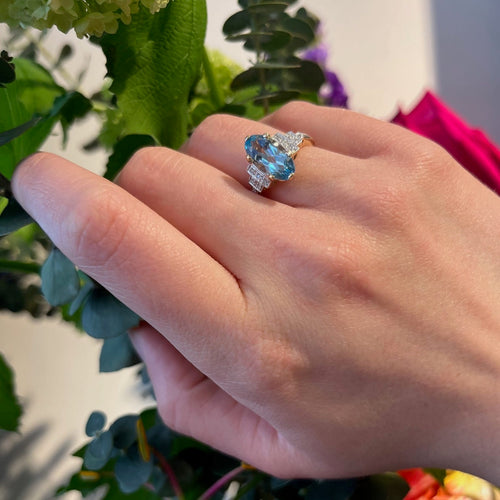 Bague 54 Bague en or jaune et blanc 14k, topaze bleu clair et diamants 58 Facettes 13F66C689D7D405092B7BF43BE6B2C3D