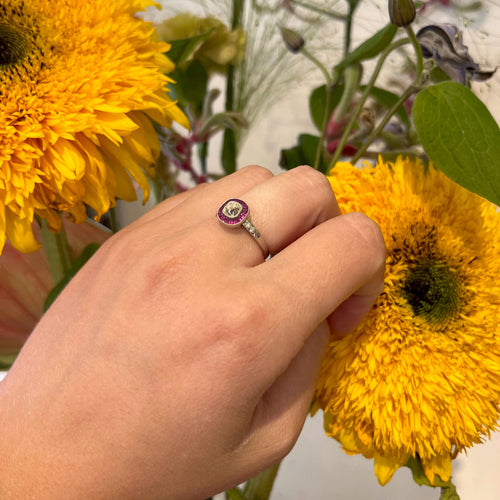 Bague 54 Bague à entourage en platine, diamant taille coussin et rubis 58 Facettes ADE2BF9354AF4E13979BDB8D0612296F