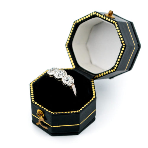 Bague 54 Bague trilogie - Diamants taille ancienne, or 14k et platine 58 Facettes 75FA3A9C579D4FC4B2BA9F9BFD0410CD